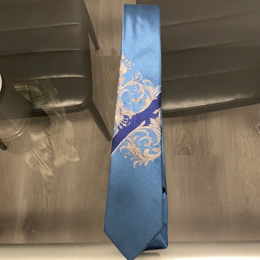 Versace tie. Very unique in used condition please refer to pictures.